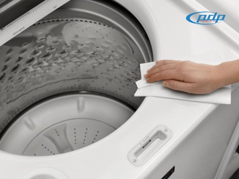 cách vệ sinh máy giặt cửa trên